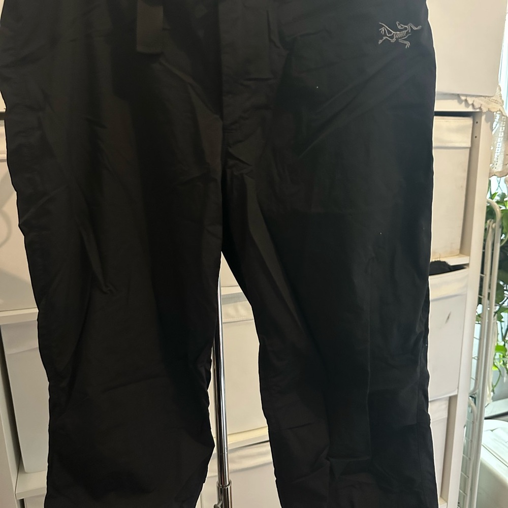 L—Arc'teryx Black Cargo 3/4 Pants with Logo Detail